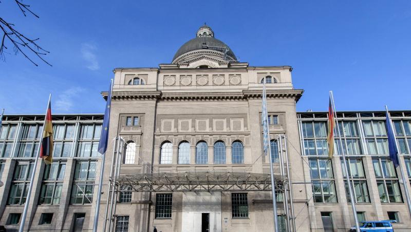Blau ist der Himmel über der bayerischen Staatskanzlei. Foto: Matthias Balk/Archivbild