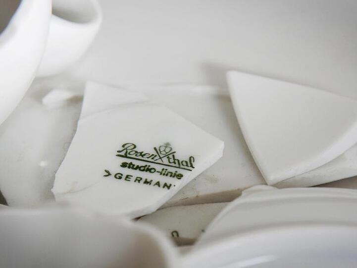 Das Rosenthal-Logo ist auf einer Porzellan-Scherbe im oberfränkischen Selb auf einem Kunstwerk zu sehen. Foto: David-Wolfgang Ebener/Archiv