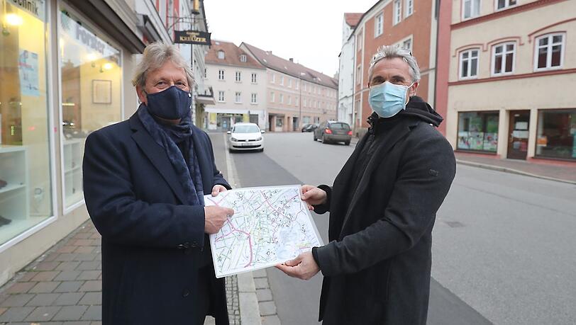 Grünen-Stadtrat Christoph Rabl (rechts) fordert gemeinsam mit Initiator Stephan Reinkowski Tempo 30 in der gesamten historischen Innenstadt - so auch hier in der Regierungsstraße. Grünen-Stadtrat Christoph Rabl (rechts) fordert gemeinsam mit Initiator Stephan Reinkowski Tempo 30 in der gesamten historischen Innenstadt - so auch hier in der Regierungsstraße.