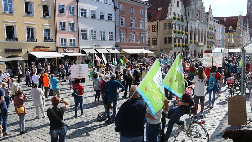 Rund 300 Menschen nehmen an der Kundgebung teil. Rund 300 Menschen nehmen an der Kundgebung teil.