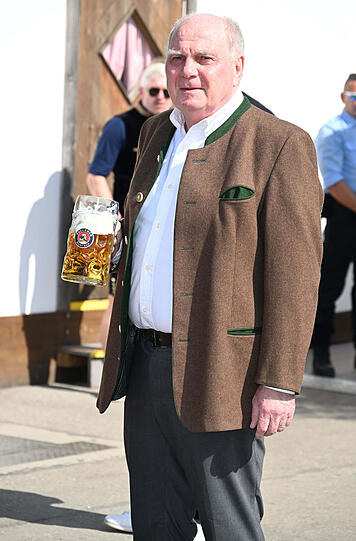 Uli Hoeneß: Mei, eine Trachtenberatung wäre mal wieder fällig. Damit würde er definitiv keine Wiesn-League gewinnen. Er hätte wenigstens noch ne fesche Weste anziehen können.