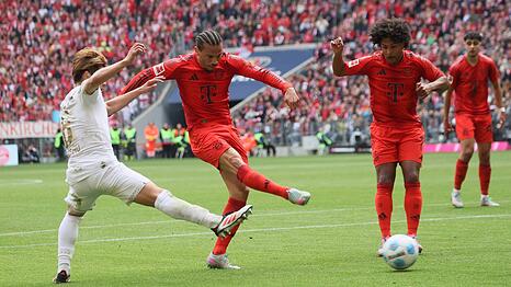 Er hat ein lukratives Angebot von Galatasaray vorliegen: Bayern-Star Leroy Sané (M.).