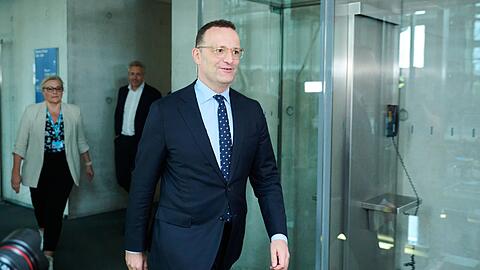Unionsfraktionschef Jens Spahn auf dem Weg in den Haushaltsausschuss des Bundestages.