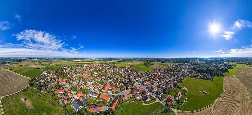 Geltendorf im Landkreis Landsberg am Lech aus der Vogelperspektive.