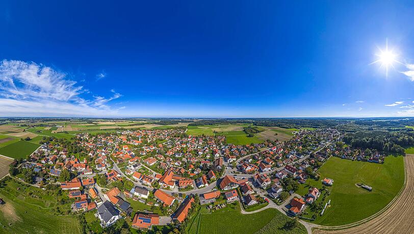 Geltendorf im Landkreis Landsberg am Lech aus der Vogelperspektive.