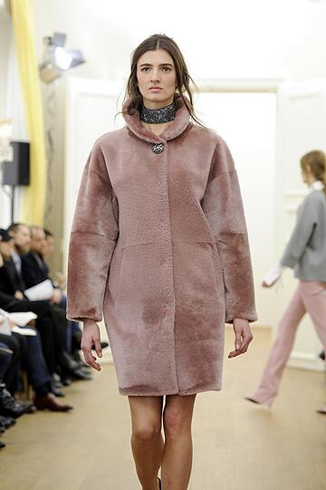 Models präsentieren die neue Herbst/Winter-Kollektion von Escada
