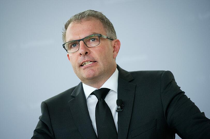 Carsten Spohr, Vorstandsvorsitzender der Lufthansa AG, spricht im Foyer des Lufthansa Aviation Center am Düsseldorfer Flughafen. "Wir sind in Gedanken bei denen, die heute Menschen, die sie lieben, verloren haben". Spohr will noch am Dienstag mit Mitgliedern der Bundesregierung nach Frankreich reisen.