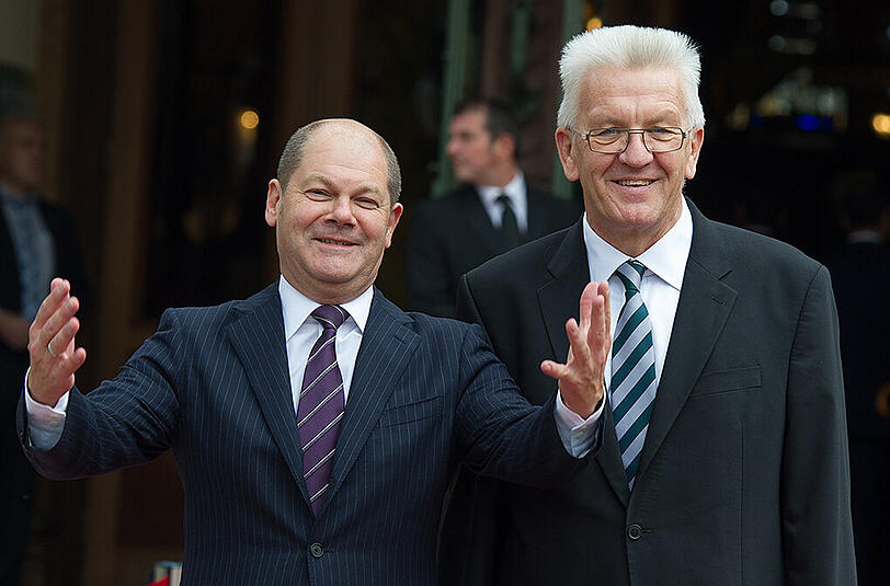 Hamburgs Erster Bürgermeister Olaf Scholz (l) und Baden-Württembergs Ministerpräsident Winfried Kretschmann führen die Rangliste der Länder-Regierungschefs an.