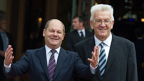 Hamburgs Erster Bürgermeister Olaf Scholz (l) und Baden-Württembergs Ministerpräsident Winfried Kretschmann führen die Rangliste der Länder-Regierungschefs an.