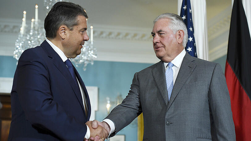 Außenminister Sigmar Gabriel reicht US-Außenminister Rex Tillerson zur Begrüßung die Hand. Gabriel trifft sich bei seiner erneuten USA-Reise auch mit dem früheren Außenminister Kissinger.
