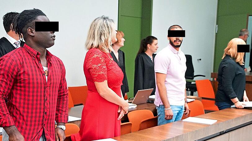 Die drei Angeklagten mit der Dolmetscherin und ihren Anwälten.