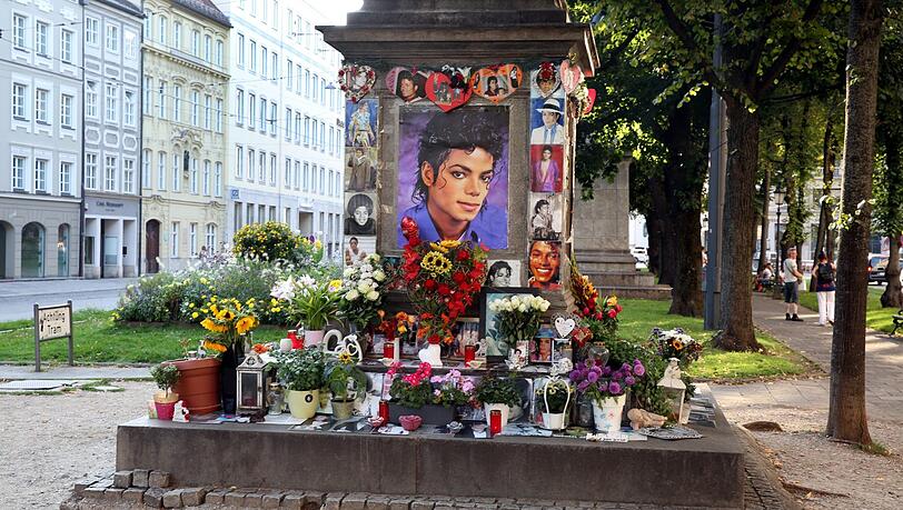 Das Orlando-di-Lasso-Denkmal wird von Michael Jackson überdeckt. Das Orlando-di-Lasso-Denkmal wird von Michael Jackson überdeckt.