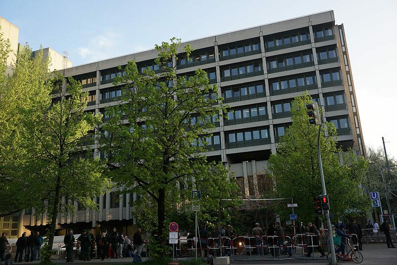 Montagmorgen: Der Blick auf das Justizgebäude