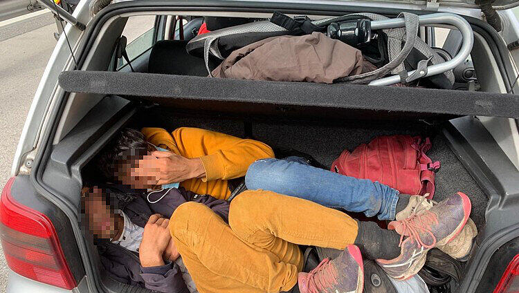 Die Beamten der Bundespolizei stoppten auf der A8 ein Auto mit elf Insassen.