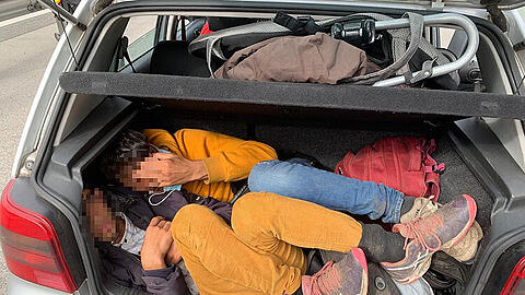Die Beamten der Bundespolizei stoppten auf der A8 ein Auto mit elf Insassen.