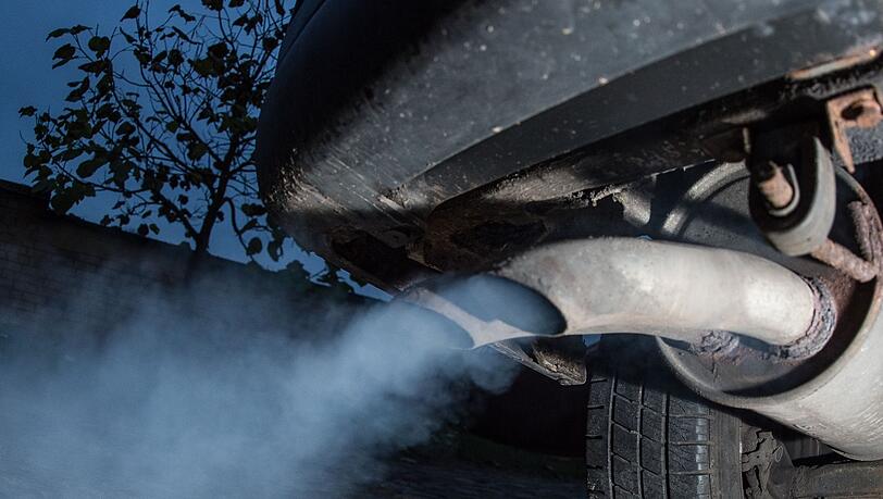 Der Auspuff an einem Dieselfahrzeug stößt Abgase aus. (Symbolbild)