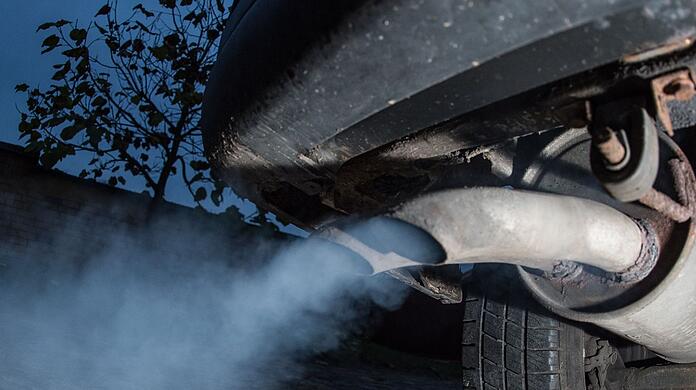Der Auspuff an einem Dieselfahrzeug stößt Abgase aus. (Symbolbild)
