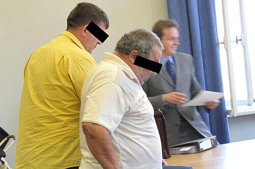 Spätes Geständnis vor Gericht: Der 66-jährige Rentner und sein Freund (37) aus Bosnien, der in Deutschland leben wollte.