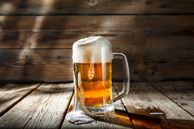 Wer in Bayern "a Bier" bestellt, bekommt meist ein Helles. Es ist untergärig, klar und leuchtet goldgelb im Glas. Mit seinem milden, leicht süßlichen Geschmack ist es der perfekte Begleiter für laue Abende im Biergarten - süffig, unkompliziert und bei Jung und Alt beliebt. Serviert wird es im "Willibecher", dem gängigen 0,5-Liter-Bierglas, oder im Bierkrug. Wer in Bayern "a Bier" bestellt, bekommt meist ein Helles. Es ist untergärig, klar und leuchtet goldgelb im Glas. Mit seinem milden, leicht süßlichen Geschmack ist es der perfekte Begleiter für laue Abende im Biergarten - süffig, unkompliziert und bei Jung und Alt beliebt. Serviert wird es im "Willibecher", dem gängigen 0,5-Liter-Bierglas, oder im Bierkrug.