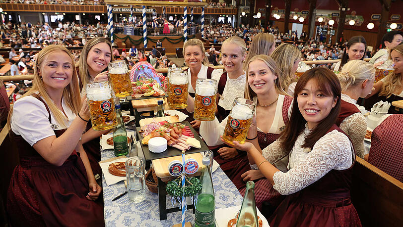 Wiesnbesuch von den FC Bayern Frauen im Paulaner Festzelt: Glodis Perla Viggosdottir, Vanessa Gilles, Linda Dallmann, Anna Klink Regina van Eijk und Momoko Tanikawa am Tisch zusammen.