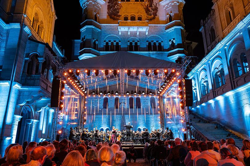 Julia Fischer und die Kammerphilharmonie Bremen spielen vor "aufregend illuminierter" Traumkulisse auf Neuschwanstein.