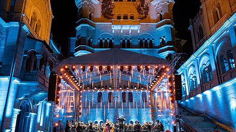 Julia Fischer und die Kammerphilharmonie Bremen spielen vor "aufregend illuminierter" Traumkulisse auf Neuschwanstein.
