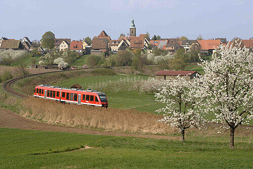 Die Gräfenbergbahn nähert sich dem Örtchen Kalchreuth &ndash; zur Zeit der &bdquo;Bläih&ldquo; genannten Kirschblüte. Ein passendes Bild für den April.