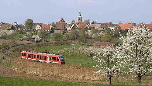 Die Gräfenbergbahn nähert sich dem Örtchen Kalchreuth – zur Zeit der „Bläih“ genannten Kirschblüte. Ein passendes Bild für den April. Die Gräfenbergbahn nähert sich dem Örtchen Kalchreuth – zur Zeit der „Bläih“ genannten Kirschblüte. Ein passendes Bild für den April.