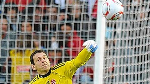 Jetzt noch ein Dreier gegen Bayer Leverkusen, das wäre nicht nur für Club-Keeper Raphael Schäfer ein ganz großer Wurf in Sachen Anti-Abstiegskampf.