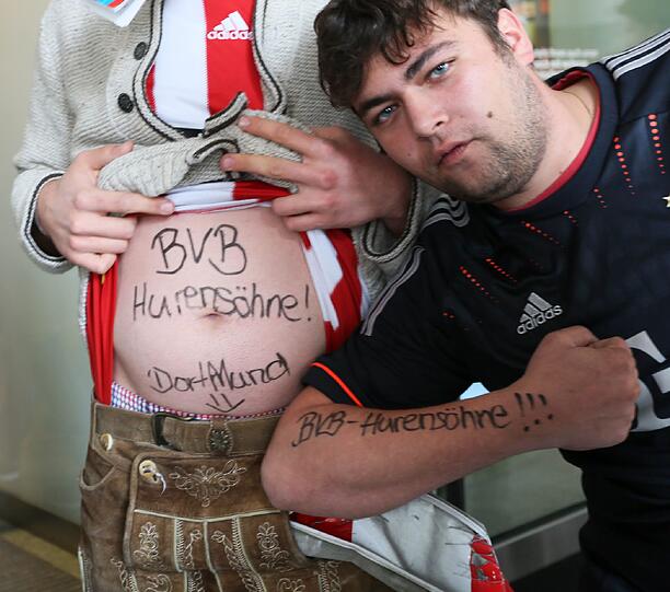 Die Bayernfans sind bereit für einen außergewöhnlichen Fußballabend. Bei brittischem Wetter und bayerischem Bier präsentieren sie die Fans lautstark am Marienplatz. Die besten Bilder.