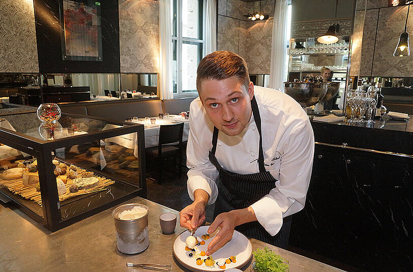 Der Chef de Cuisine, Anton Gschwendtner, zaubert ein Tahiti Vanille mit Mango, Olivenöl und Sailor Jerry.