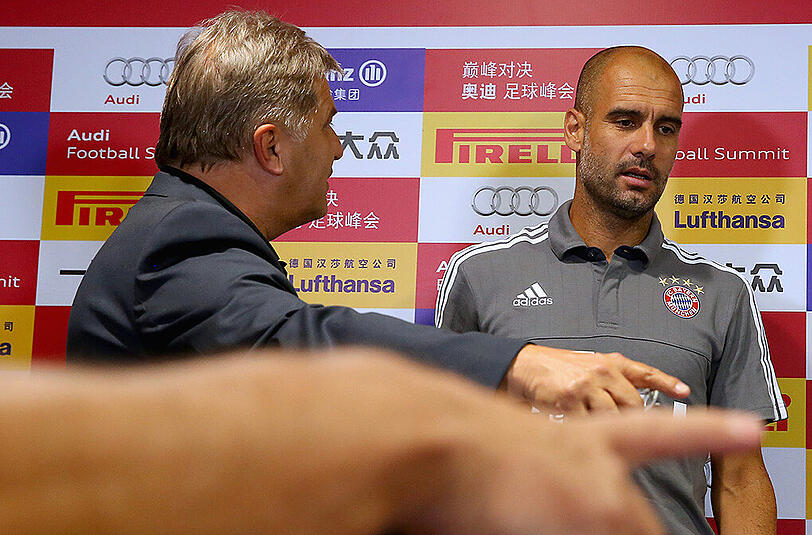 Da geht's lang: Bayern-Trainer Pep Guardiola bei der Pressekonferenz.