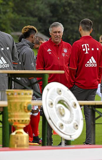 Dürfen auf dem Foto natürlich nicht fehlen: die im letzten Jahr gewonnenen Trophäen (Meisterschale und DFB-Pokal).