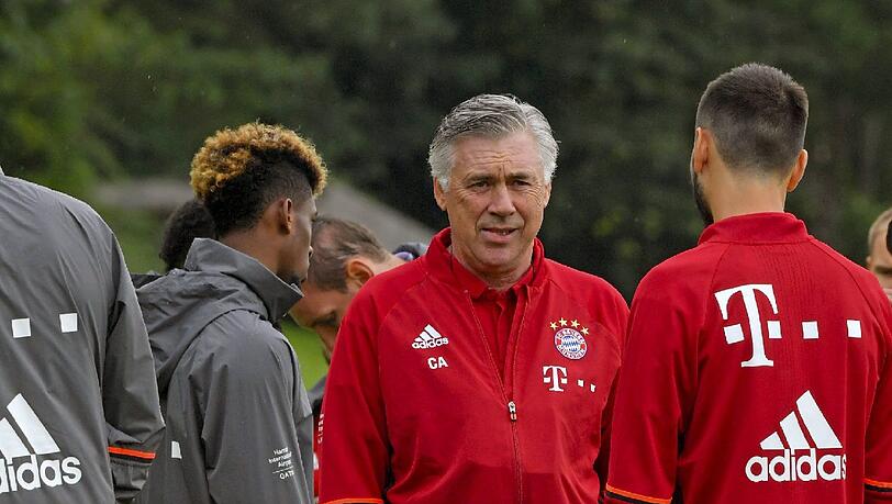 Dürfen auf dem Foto natürlich nicht fehlen: die im letzten Jahr gewonnenen Trophäen (Meisterschale und DFB-Pokal). Dürfen auf dem Foto natürlich nicht fehlen: die im letzten Jahr gewonnenen Trophäen (Meisterschale und DFB-Pokal).