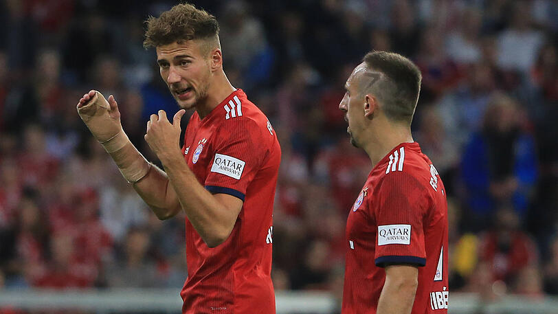 Tauschen sich kritisch aus: Leon Goretzka (li.) und Franck Ribéry beim FC Bayern.