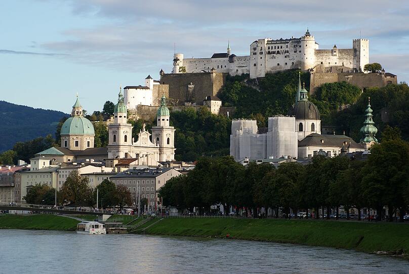 Eine wahre Theaterkulisse: die Altstadt von Salzburg mit Salzach, Dom und Festung Hohensalzburg.