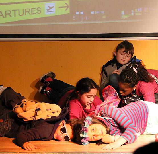 Am Flughafen schlafen alle Kinder vor Erschöpfung ein und träumen von ihren Erlebnissen.