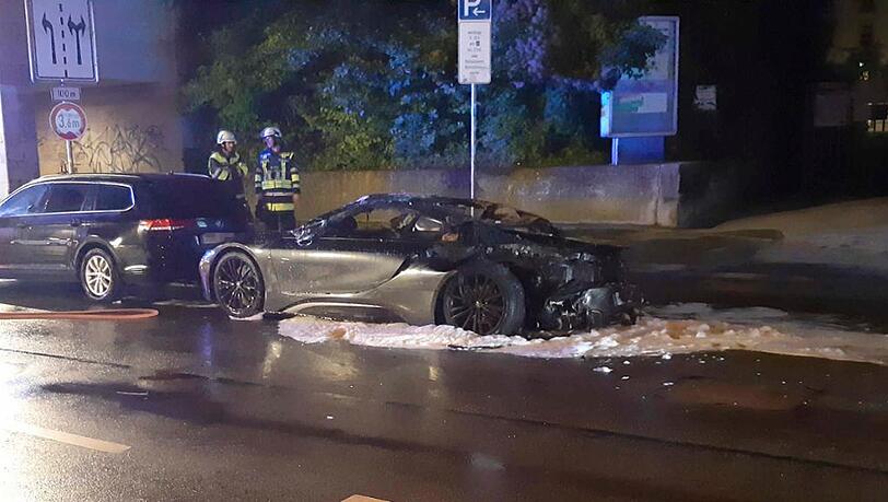 Um Akkus von E-Autos zu löschen, hilft nur kühlen. Um Akkus von E-Autos zu löschen, hilft nur kühlen.