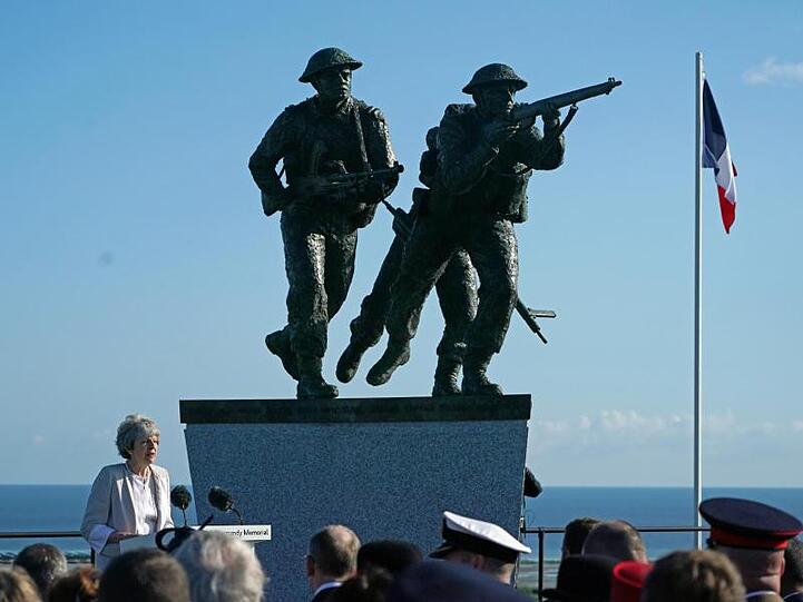 Die britische Premierministerin Theresa May spricht bei der Einweihung der Gedenkstätte British Normandy Memorial Site in Ver-Sur-Mer.
