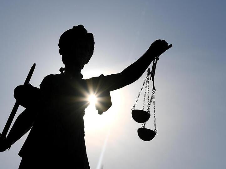 Die Statue der Justitia steht mit einer Waage und einem Schwert in der Hand-. Foto: Arne Dedert/dpa/Symbolbild