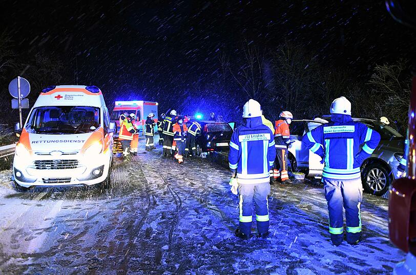 Die 33-Jährige prallte mit ihrem Auto frontal in das Fahrzeug der 20-Jährigen - beide wurden schwer verletzt.