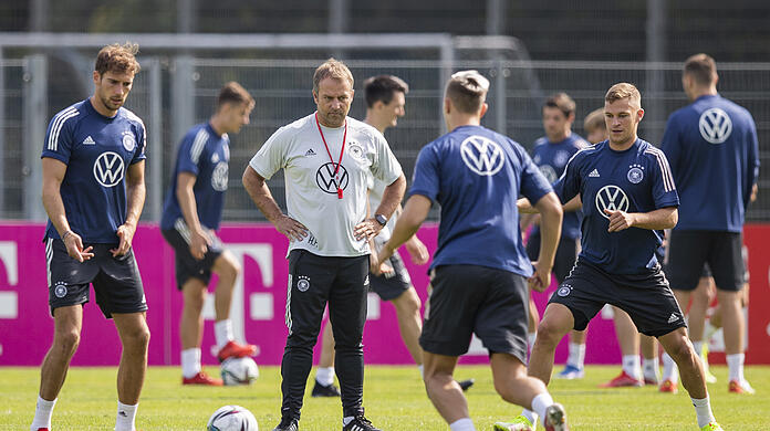 Bundestrainer Hansi Flick (M.) vertraut in den anstehenden Länderspielen auf sein Mittelfeld-Duo bestehend aus Leon Goretzka (l.) und Joshua Kimmich (r.).