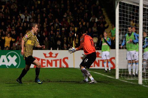 Lewis Holtby bezwingt Philipp Tschauner, Aachen führt 2:0, die Löwen können einpacken.