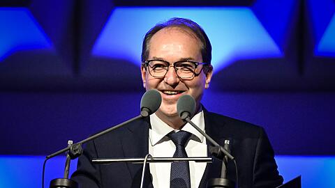 Nach den Worten von Bundesinnenminister Dobrindt wird eine Abwehr gegen Cyberattacken geschaffen, selbst wenn diese von au&szlig;erhalb Europas kommen.