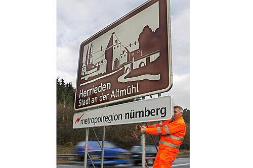 Neues Zusammengehörigkeitsgefühl in Franken: An den Autobahnen werben Schilder für die europäische Metropolregion Nürnberg.
