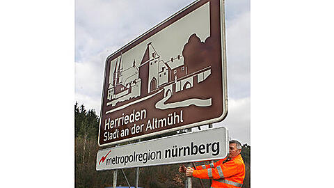 Neues Zusammengehörigkeitsgefühl in Franken: An den Autobahnen werben Schilder für die europäische Metropolregion Nürnberg.