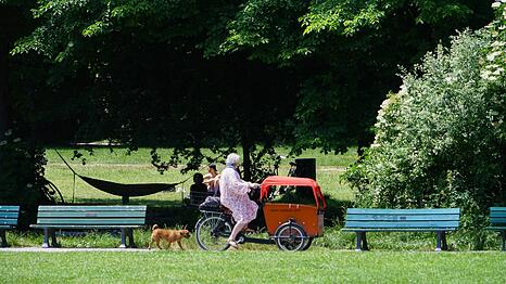 Angeleint oder nicht - das ist aus ein paar Metern Entfernung im Englischen Garten auch heutzutage oft gar nicht so leicht zu erkennen, Sollte einst aber &uuml;ber Schuss oder nicht Schuss entscheiden.