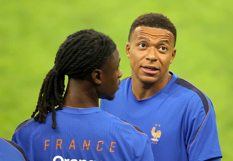 Schielt ebenfalls auf den Ballon d'Or: Frankreich-Star Kylian Mbappé (r.). Schielt ebenfalls auf den Ballon d'Or: Frankreich-Star Kylian Mbappé (r.).