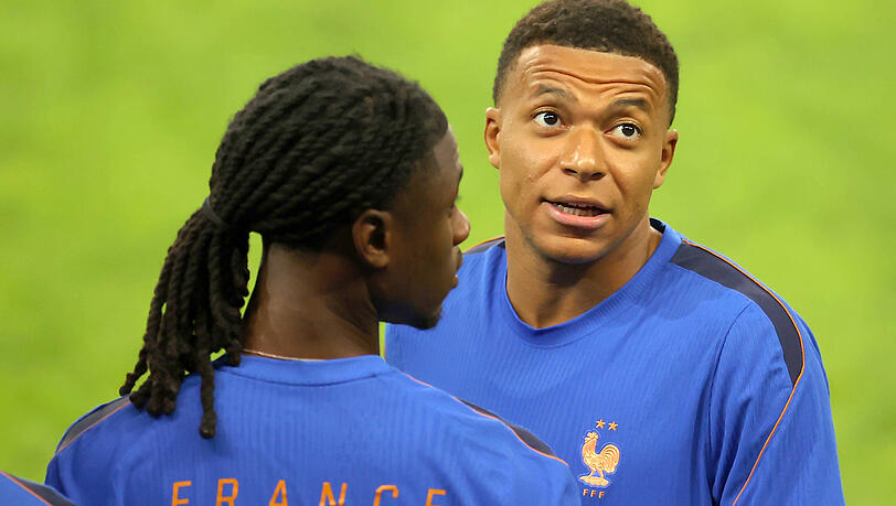 Schielt ebenfalls auf den Ballon d'Or: Frankreich-Star Kylian Mbappé (r.). Schielt ebenfalls auf den Ballon d'Or: Frankreich-Star Kylian Mbappé (r.).