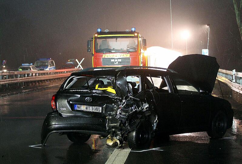 Eine Massenkarambolage mit einem Toten und mehreren Verletzten hat zur Vollsperrung der sonst vielbefahrenen Autobahn 57 zwischen Köln und Düsseldorf geführt - die Bilder.